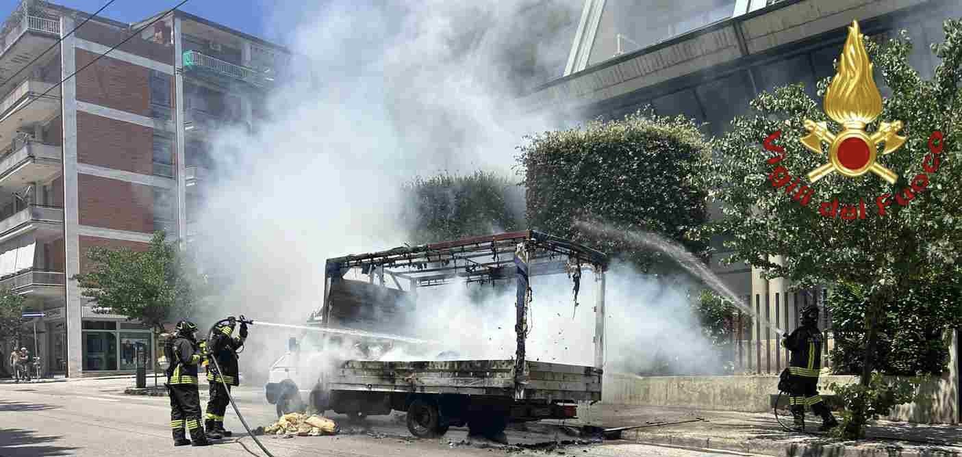 Avellino, autocarro in fiamme in via Roma: intervento dei Vigili del Fuoco