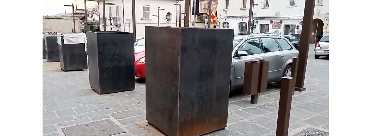 Piano di Corte, quelle fioriere che destano inquietudine