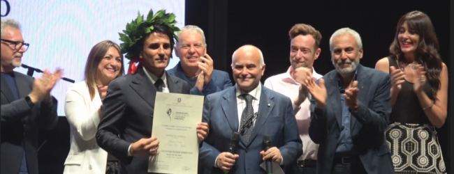 Sal Da Vinci, emozione a Benevento: il Conservatorio “Nicola Sala” gli conferisce il Diploma Honoris Causa