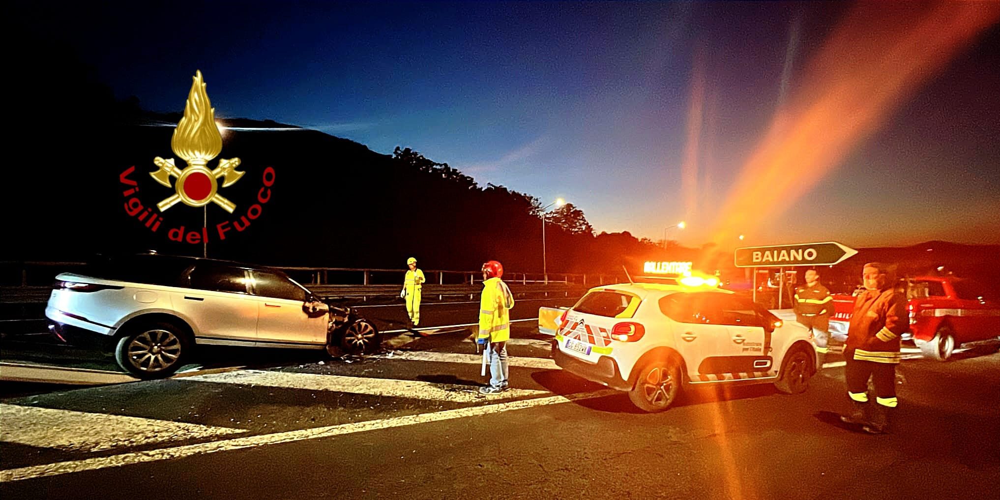 A16 Napoli-Bari, auto in fiamme nei pressi di Baiano: salve quattro persone