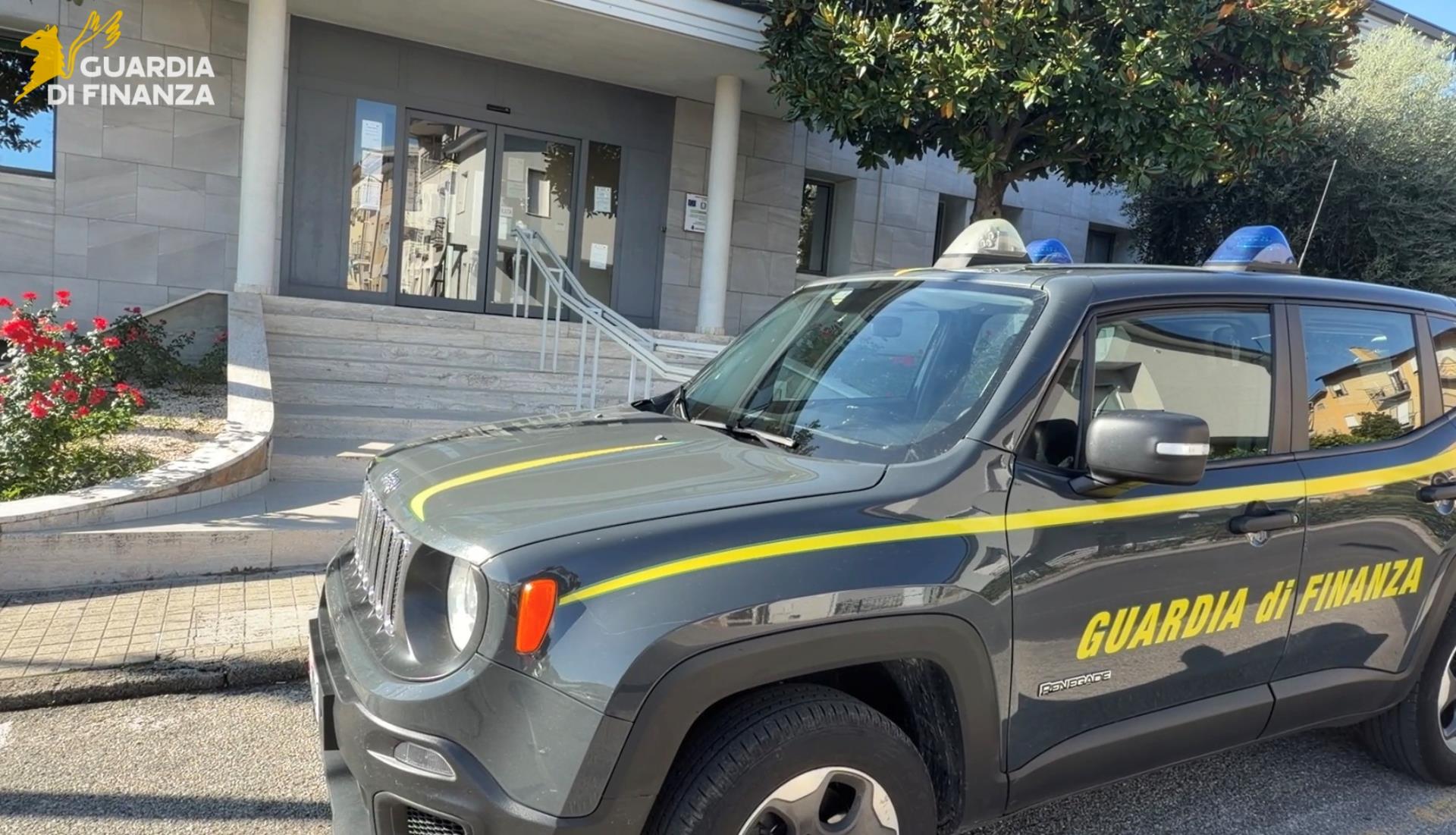 Vettura della Guardia di Finanza nella fotografia illustrativa della fonte